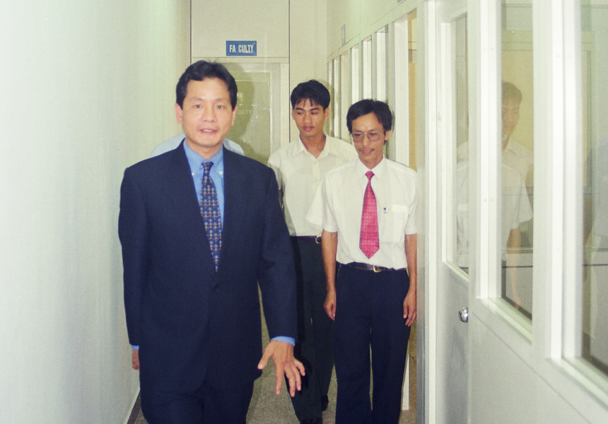  Nhưng sự nghiệp giáo dục của FPT chính thức bắt đầu từ Chiến lược Xuất khẩu Phần mềm năm 1998. Để thực hiện chiến lược này, thành viên sáng lập FPT là anh Trương Gia Bình, Nguyễn Thành Nam, Lê Thế Hùng đi Ấn Độ tìm đường, và nhìn thấy mô hình đào tạo CNTT hai năm rất ấn tượng của NIIT. Sau khi làm việc với NIIT, các anh chốt sẽ triển khai mô hình này tại Việt Nam. Trong lúc chuẩn bị ký kết, Đại sứ quán Ấn Độ giới thiệu với anh Bình với ông Ganesh Natarajan, Tổng Giám đốc Aptech.