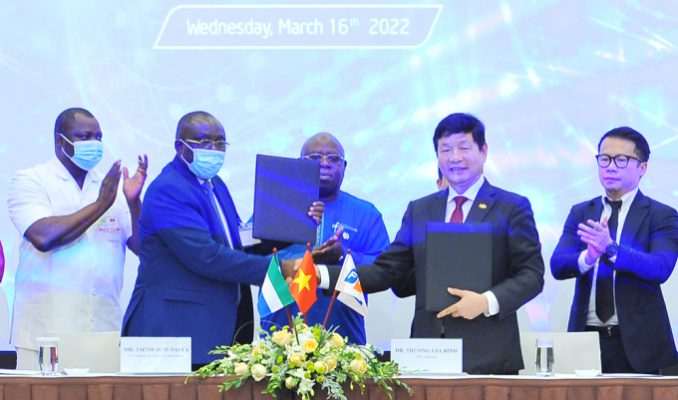 Đại diện Chính phủ Sierra Leone và đại diện FPT ký thỏa thuận hợp tác ngày 16/3 tại Hà Nội.