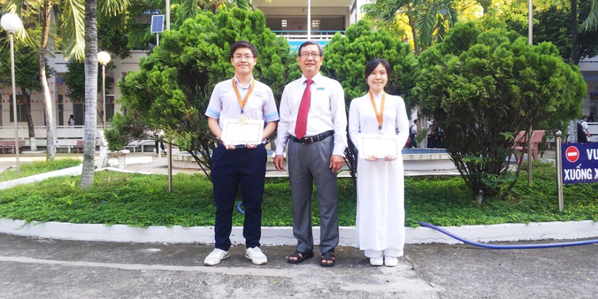 Võ Minh Tiến xuất sắc nhận HCV Olympic 30/4 môn Tiếng Anh