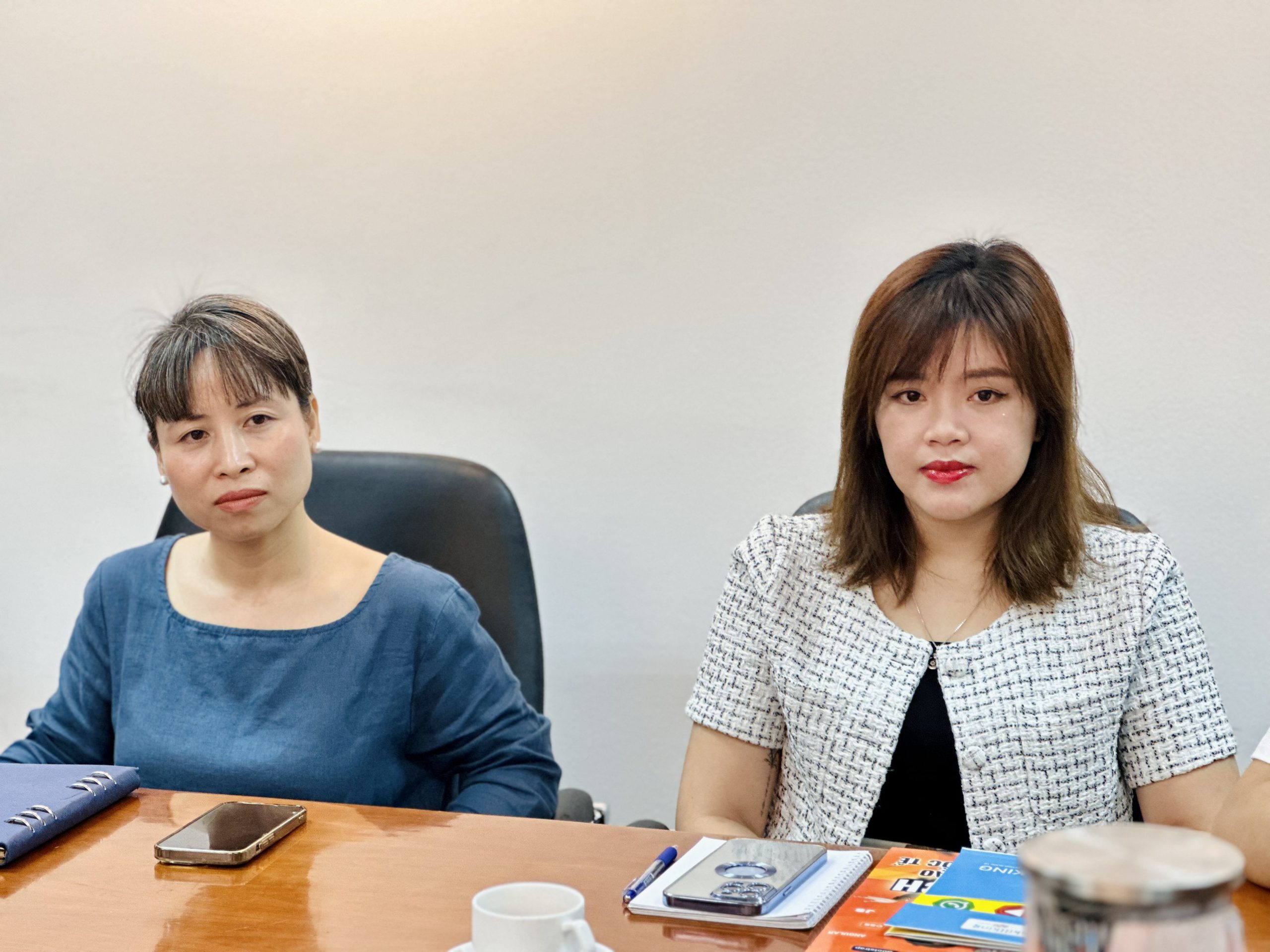 Chị Trần Hường - Trưởng phòng Hợp tác Doanh nghiệp (bên phải)