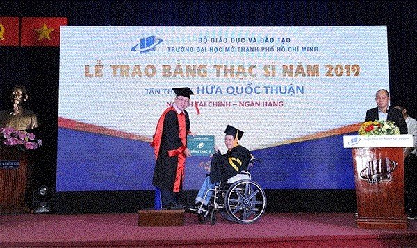 Ngày anh Hứa Quốc Thuận nhận tấm bằng Thạc sĩ