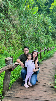 Anh Bùi Tuấn Hùng (trái) chụp ảnh cùng gia đình. Ảnh: Nhân vật cung cấp
