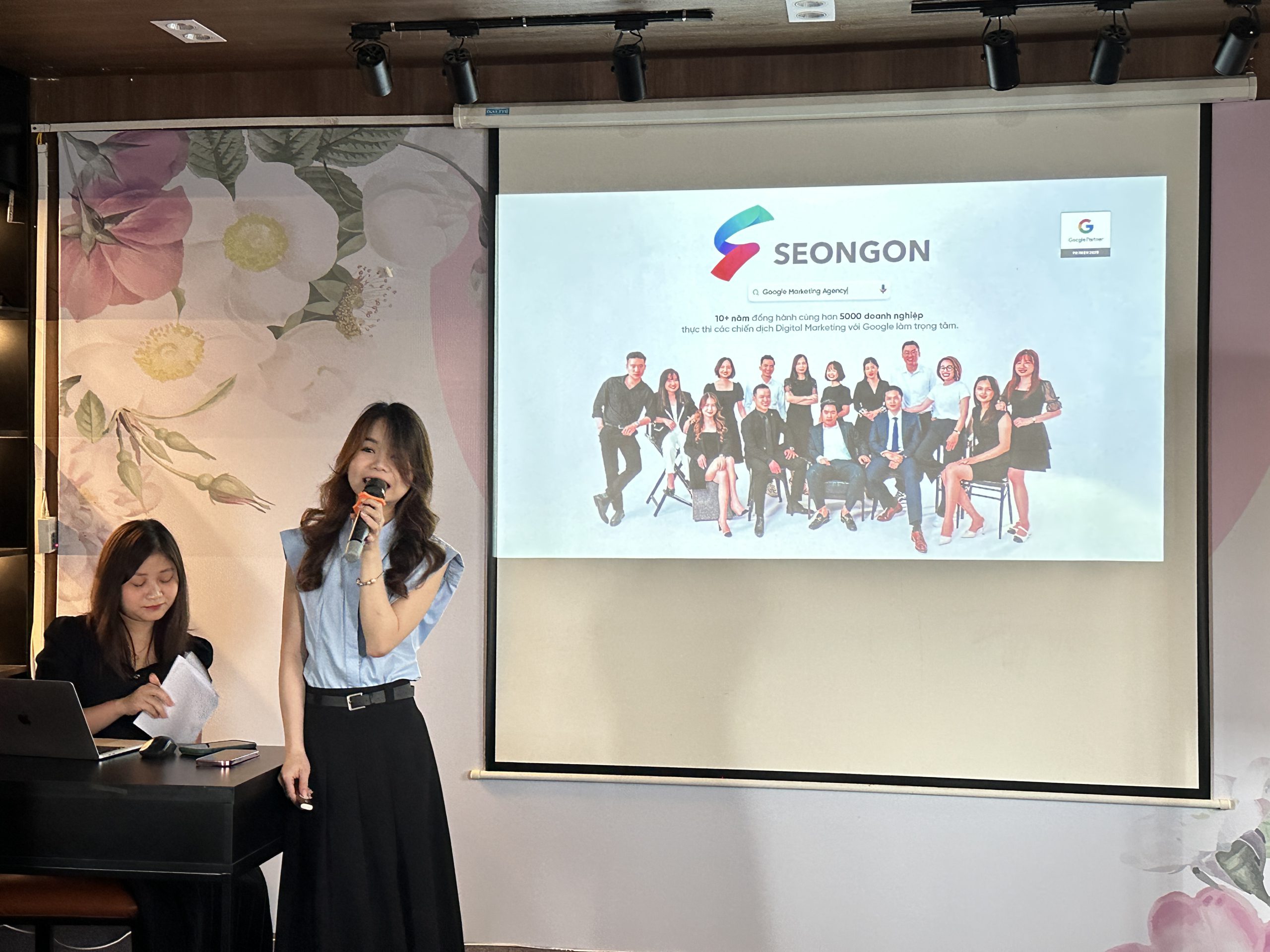 Chị Bùi Ngọc Phương Thảo đang chia sẻ tổng quan về công ty SEONGON