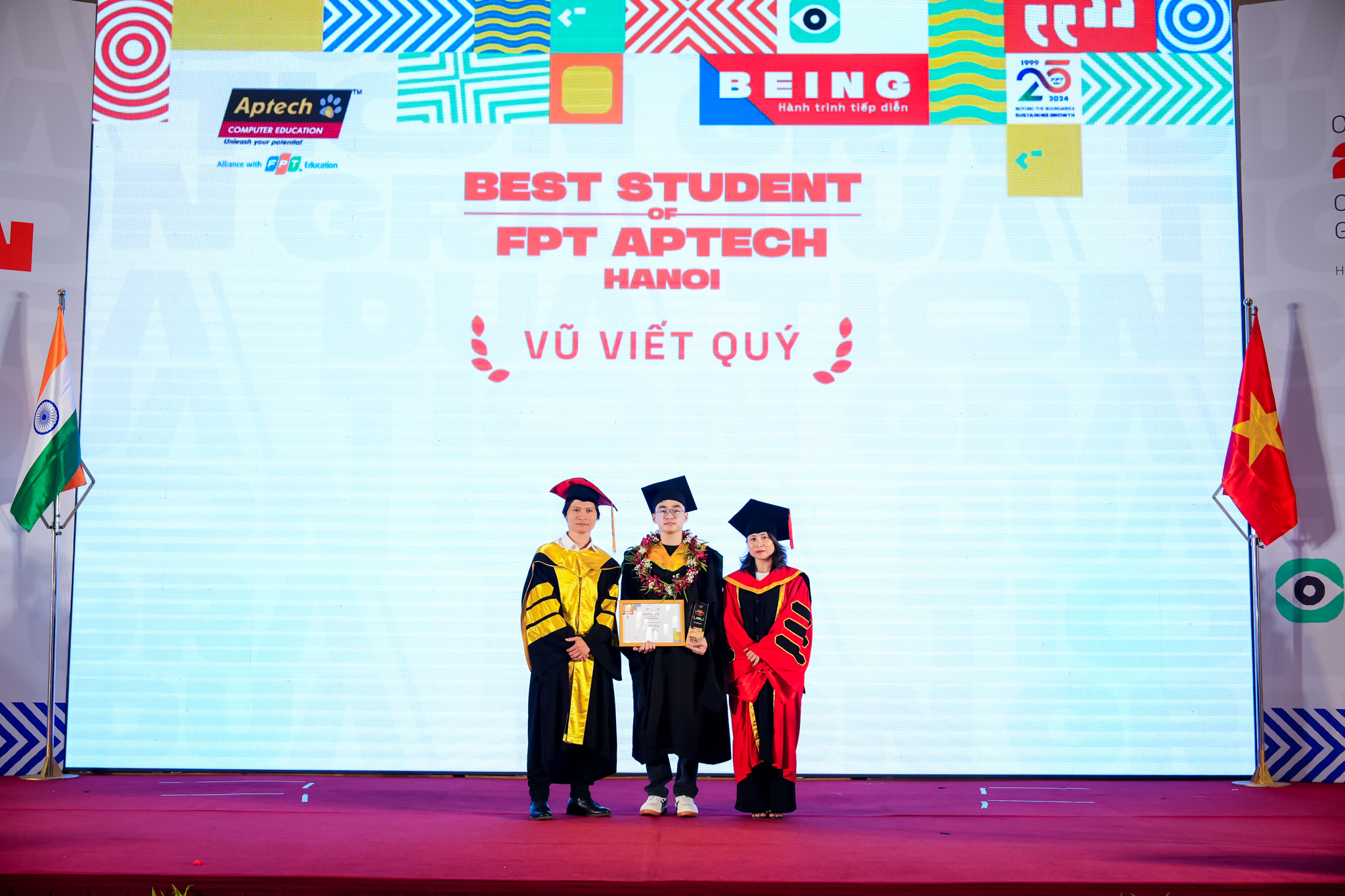 Best Student Vũ Viết Quý nhận cúp và vòng hoa từ thầy cô