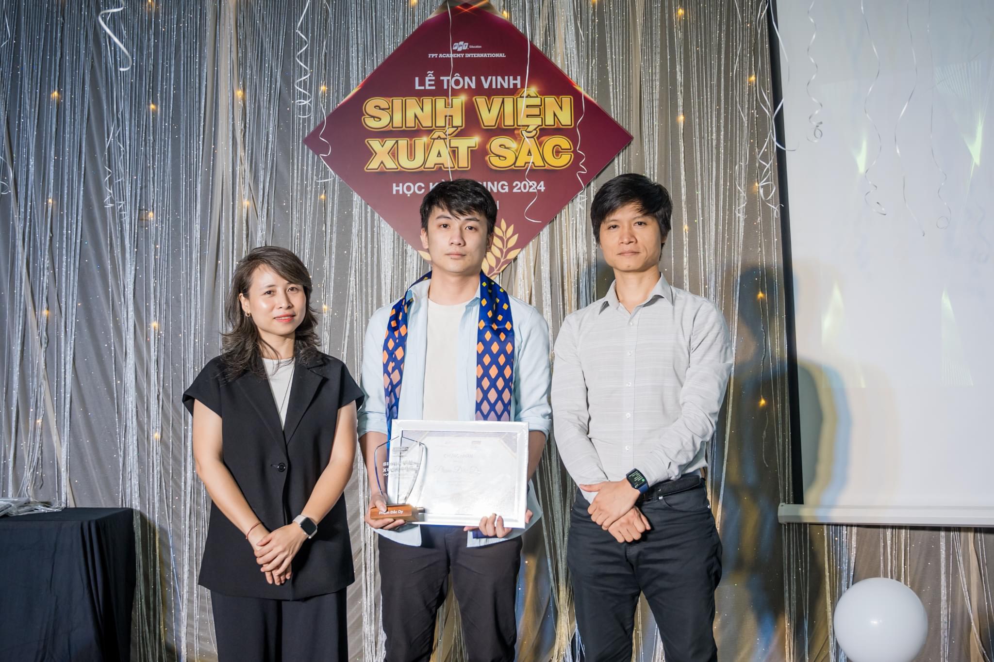 Phạm Đắc Dy (đứng giữa) được trao tặng bằng khen và cúp tại buổi Lễ Tôn vinh Sinh viên xuất sắc học kỳ Spring 2024