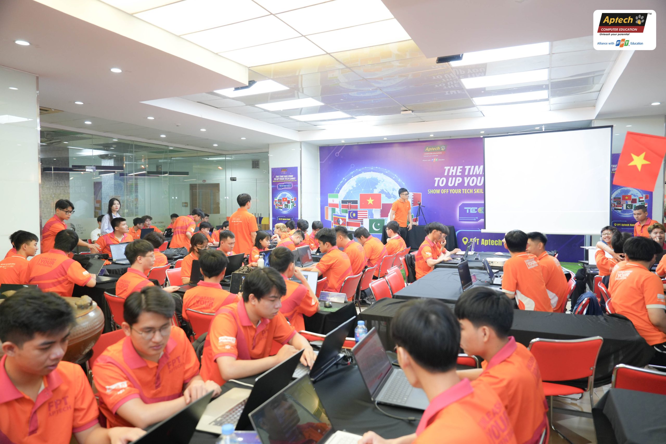 Sinh viên FPT Aptech làm bài thi tại khu vực Techzone 