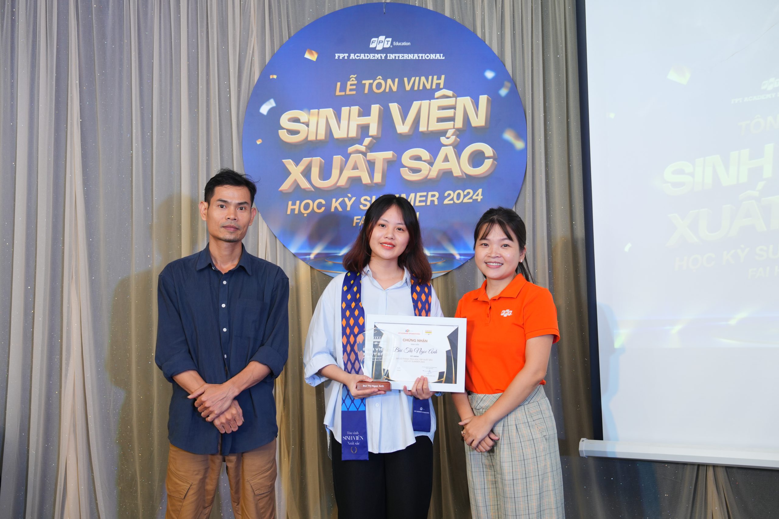 Cô Đào Quỳnh Anh - Trưởng ban tuyển sinh FPT Arena và thầy Hà Dũng Hiệp - Giám đốc đào tạo FPT Arena Multimedia HN trao chứng nhận, bằng khen và quà tôn vinh cho sinh viên xuất sắc FPT Arena - Minh Huy