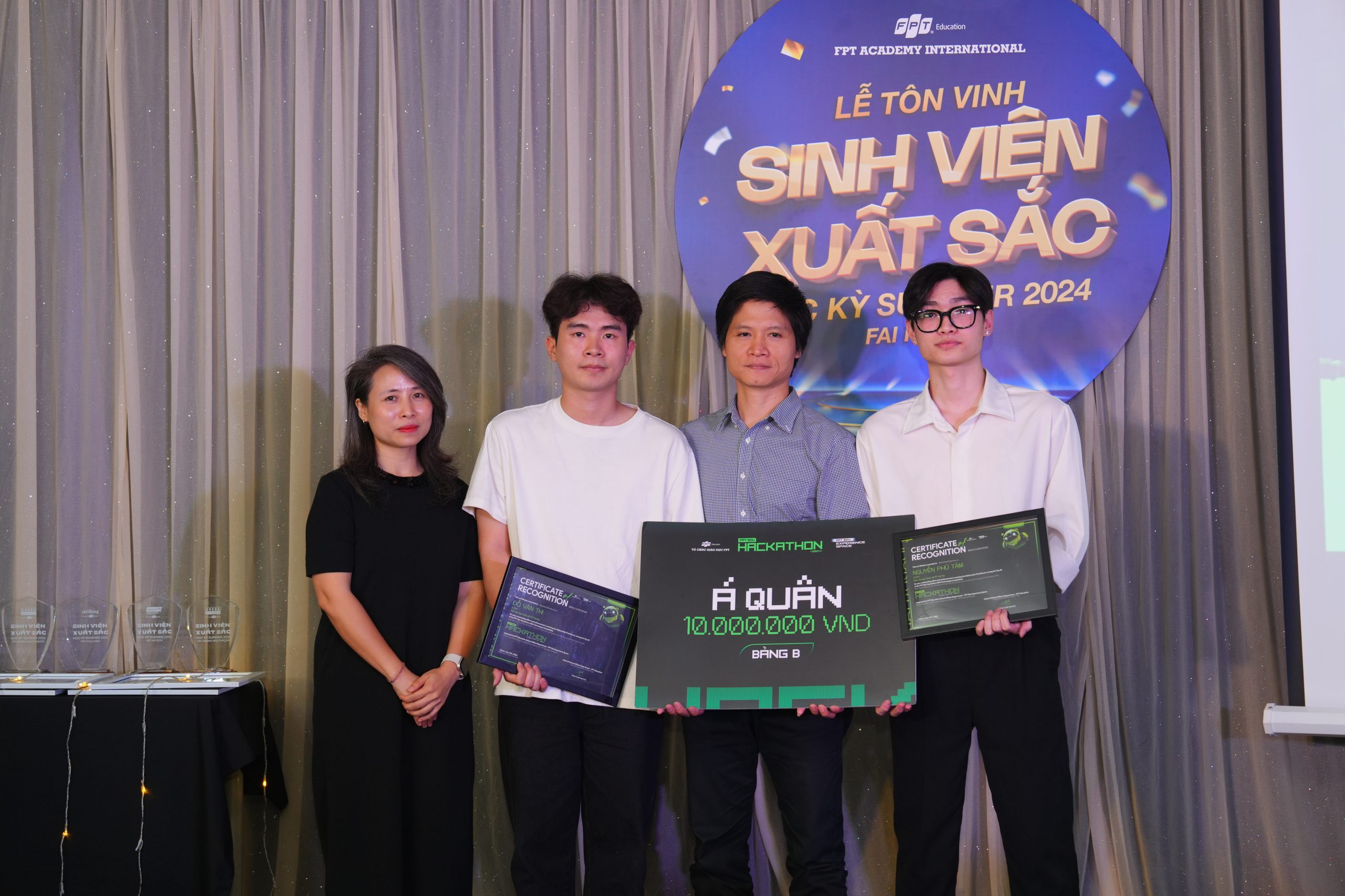 Cô Phương Anh - PGĐ Viện đào tạo quốc tế FPT trao chứng nhận cho mentor Nguyễn Tuân và team Atom với giải Á Quân trong cuộc thi Hakathon