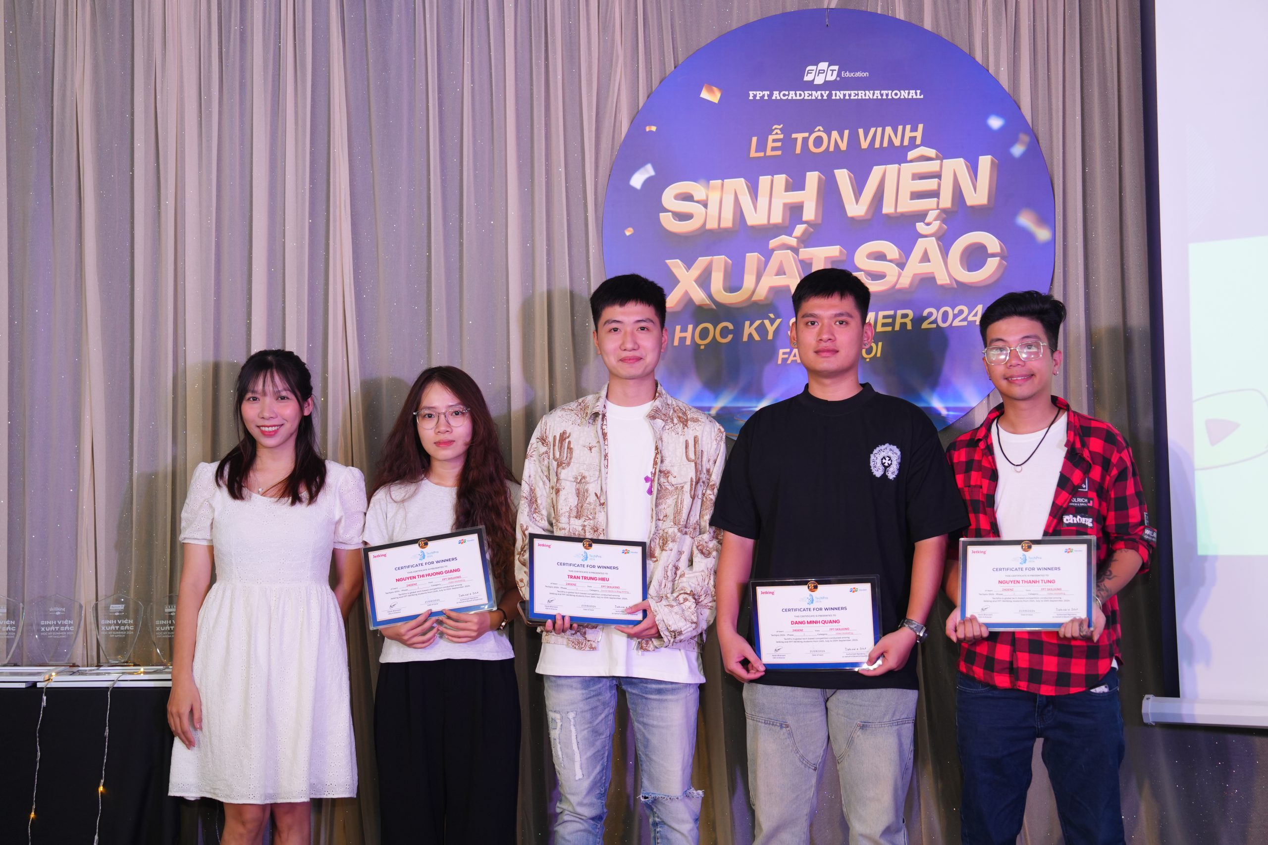 Cô Đỗ Hiền - Giảng viên FPT Skillking trao chứng nhận và phần thưởng cho team 24GenZ với thành tích giải nhì trong cuộc thi Techpro