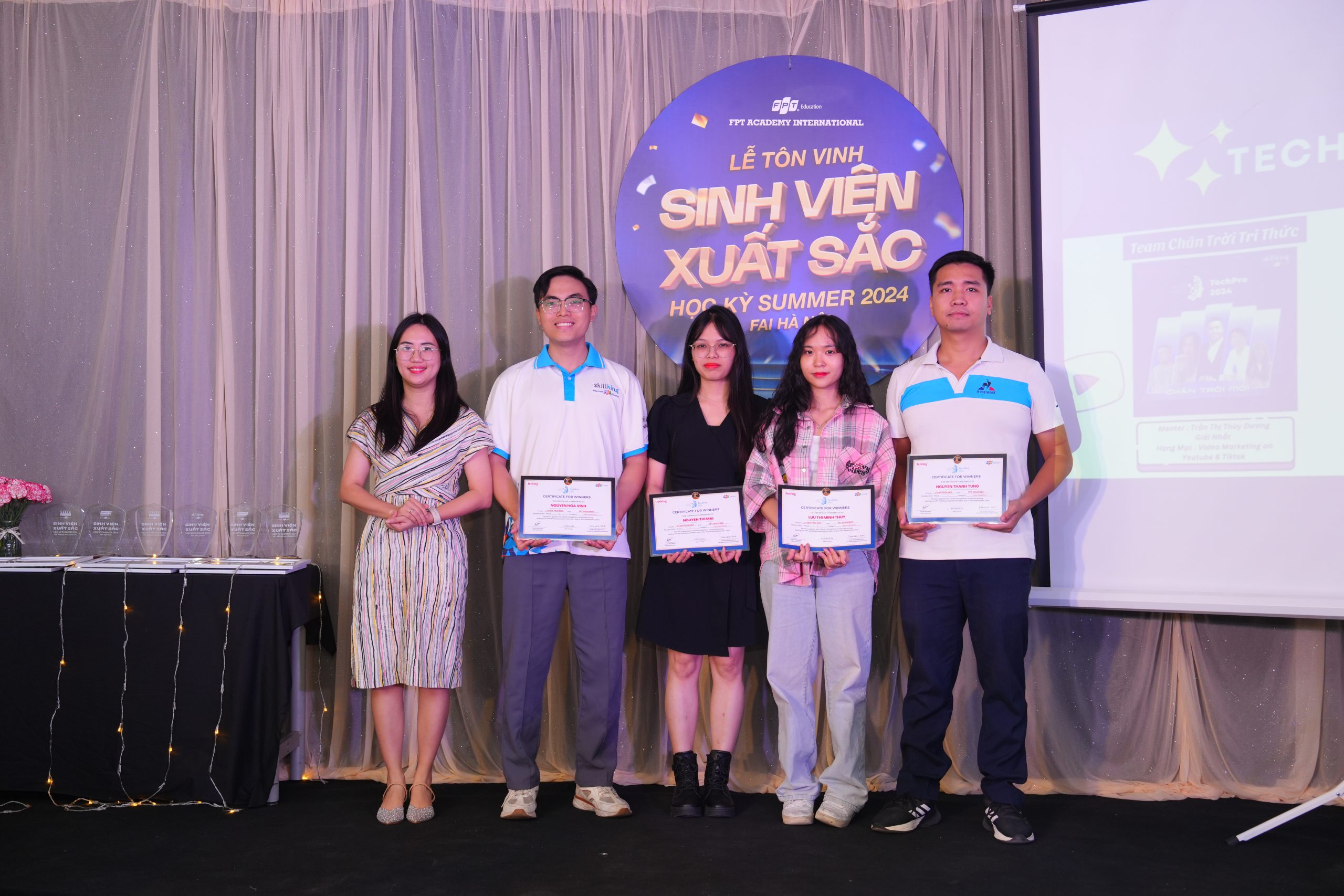 Cô Trần Thị Thuỳ Dương - Giảng viên FPT Skillking trao chứng nhận và phần thưởng cho team Chân trời tri thức với thành tích giải nhất trong cuộc thi Techpro