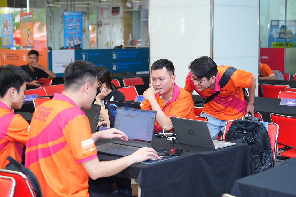 Đình Thứ cùng team tham gia cuộc thi công nghệ toàn cầu Techwiz 5