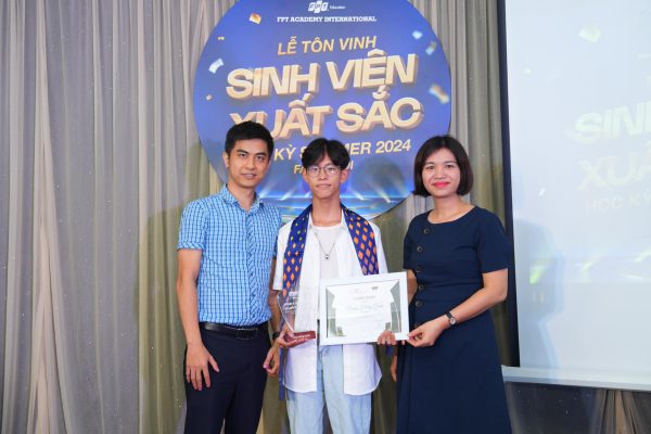 Đặng Hồng Quân trong buổi Tôn vinh Sinh viên Xuất sắc học kỳ Summer 2024.