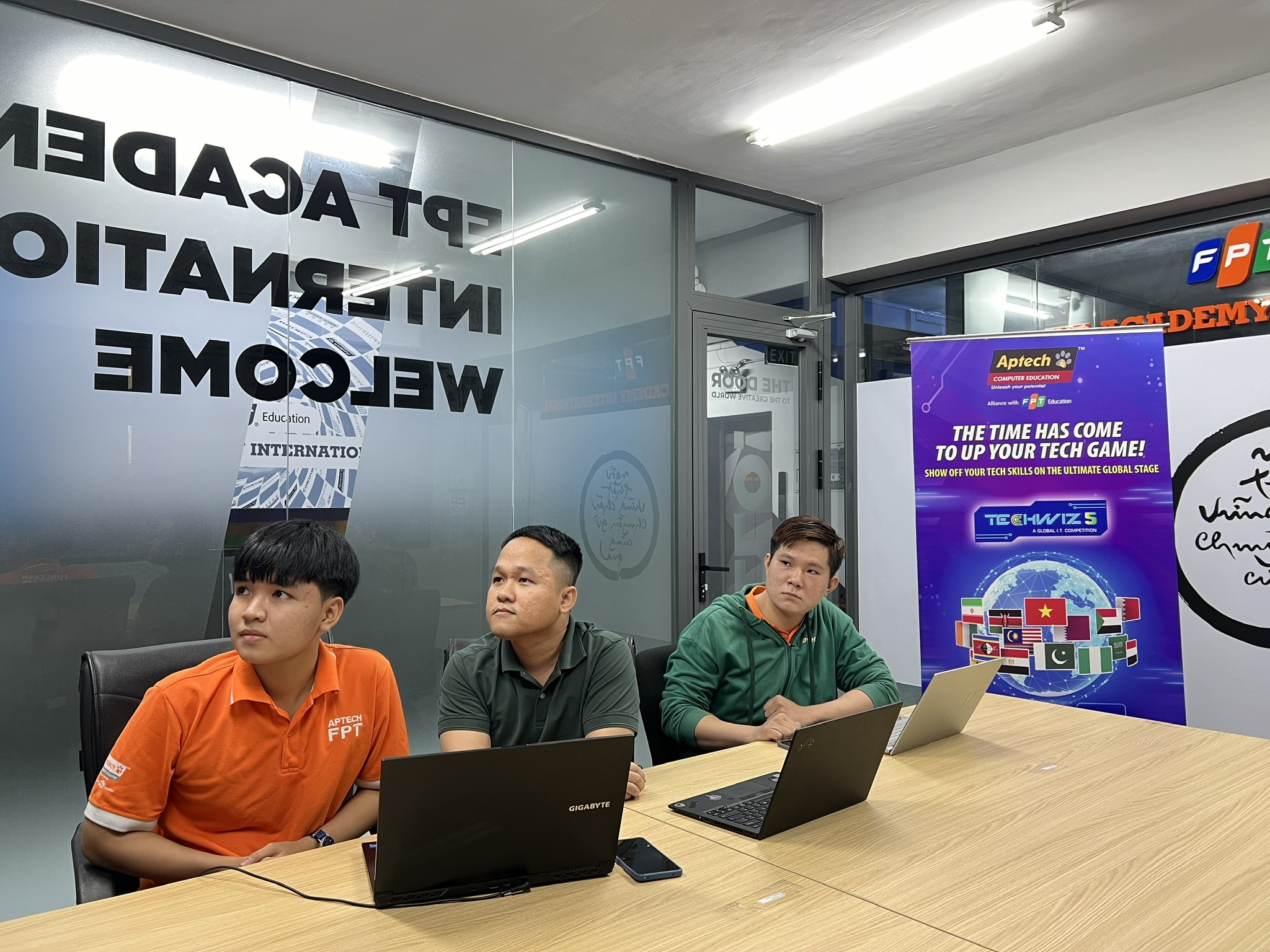 Sinh viên Phạm Huy Hoàng cùng team tại cuộc thi lập trình toàn cầu Techwiz 5