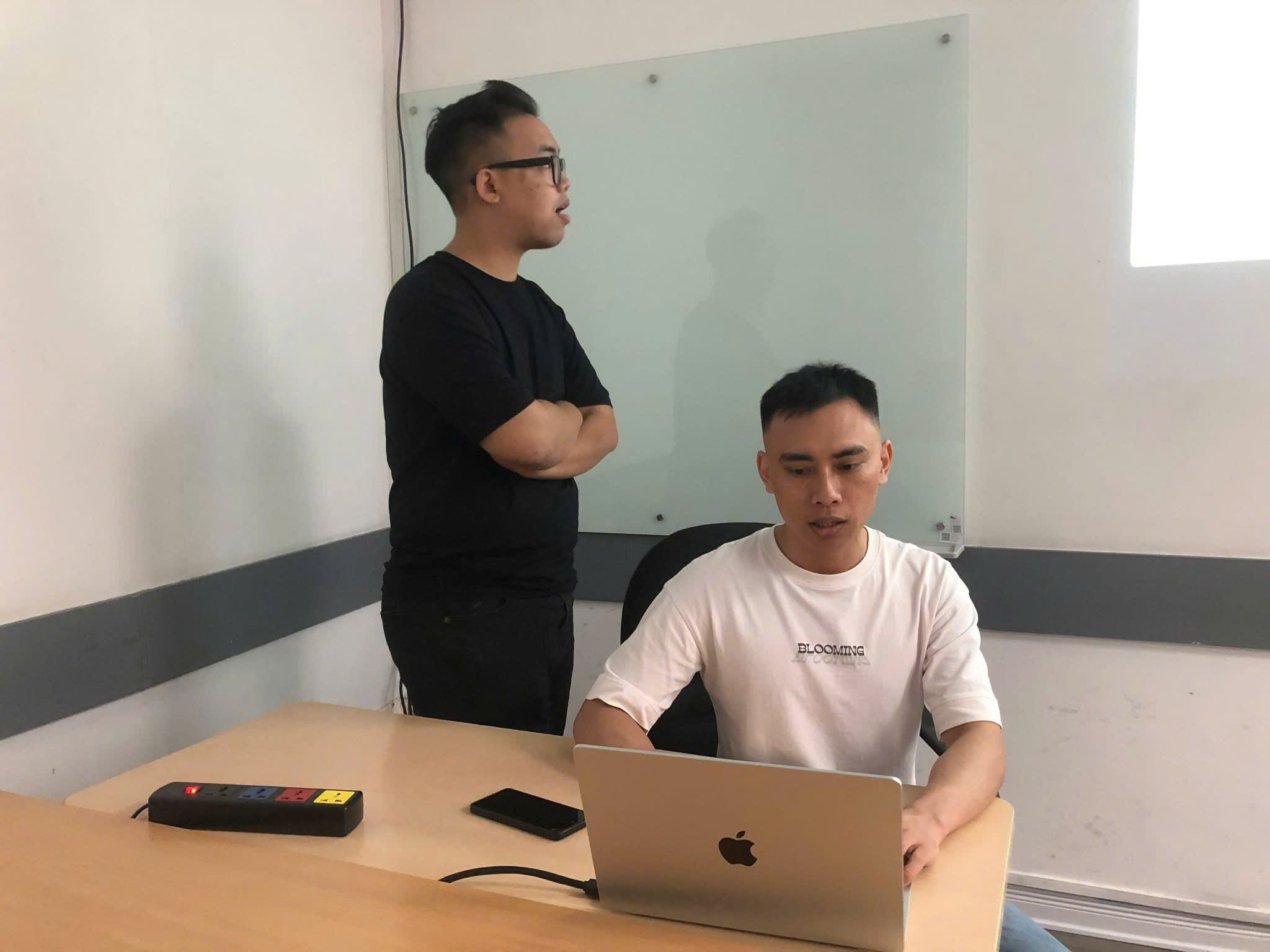 Hà Mạnh Bảo (áo trắng) tại buổi thuyết trình đồ án