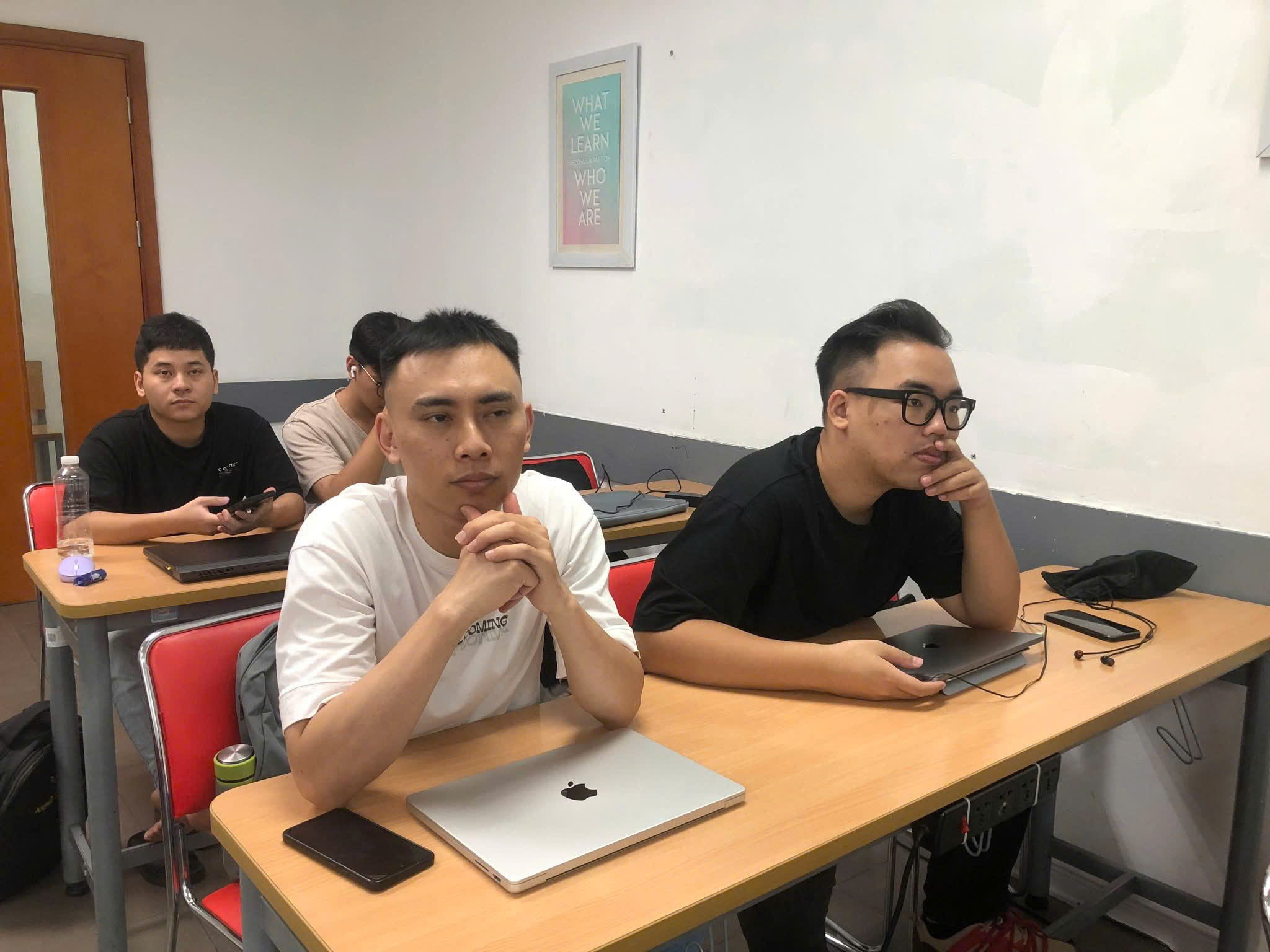 Hà Mạnh Bảo (Áo trắng) với ý chí kỷ luật, bền bỉ và không bỏ cuộc, công thức thành công của anh sinh viên