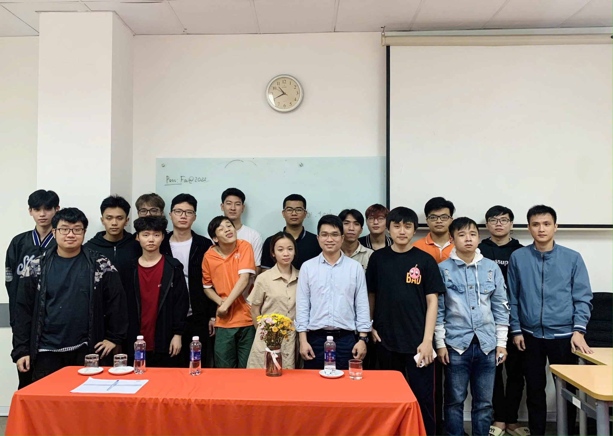 Thầy Trịnh Quang Hòa cùng tập thể lớp tại buổi bảo vệ đồ án