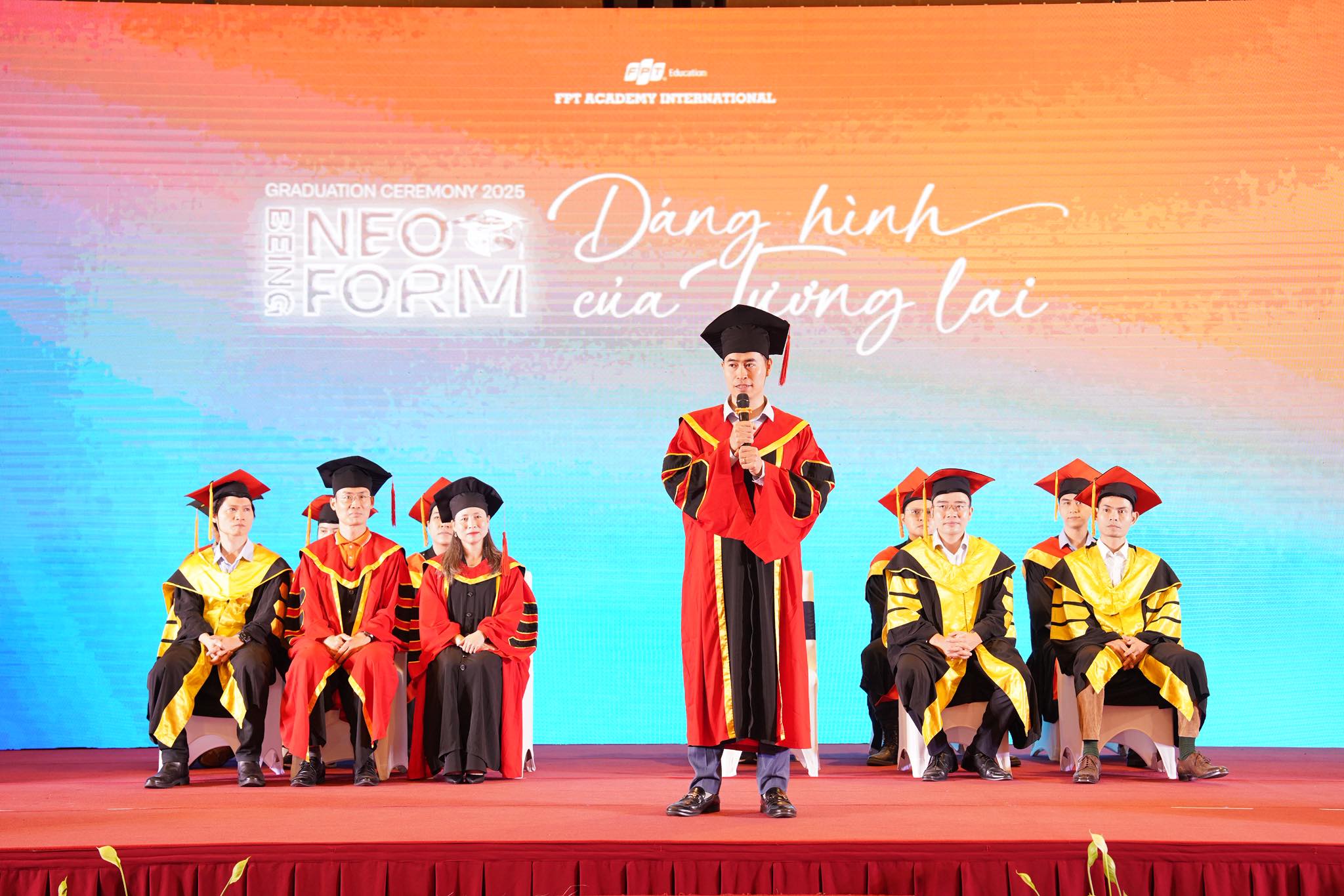 Thầy vũ chí thành – Hiệu trưởng trường cao đẳng FPT Polytechnic với chia sẻ lắng đọng cùng những lời gửi gắm từ nhà trường tới các bạn tân khoa