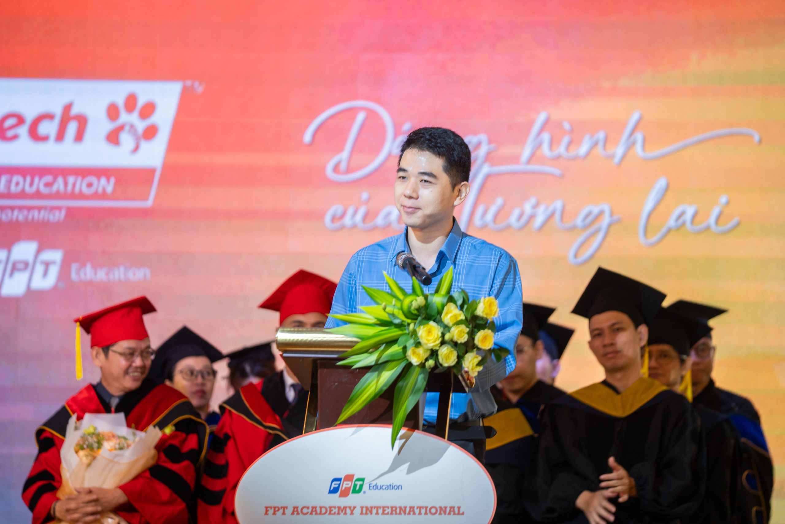 Ông Kaise Takahiro – Tổng Giám đốc Công ty Digital Works Việt Nam, đại diện cho các doanh nghiệp đồng hành tại TP.HCM gửi lời chúc mừng đến các tân khoa