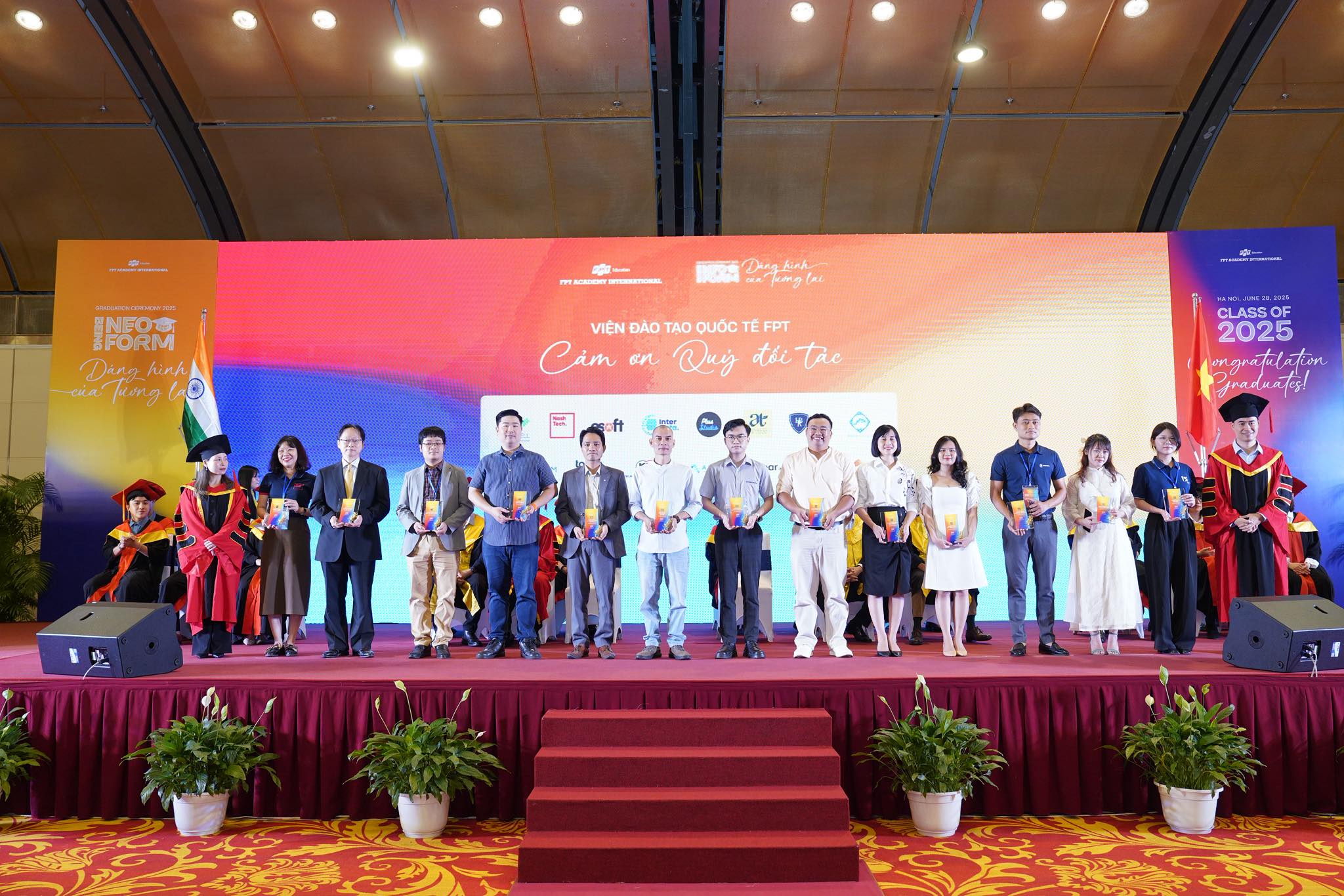Cúp lưu niệm - Biểu trưng cho hành trình hợp tác bền vững giữa nhà trường và doanh nghiệp trong đào tạo nguồn nhân lực tại FPT Aptech Hà Nội