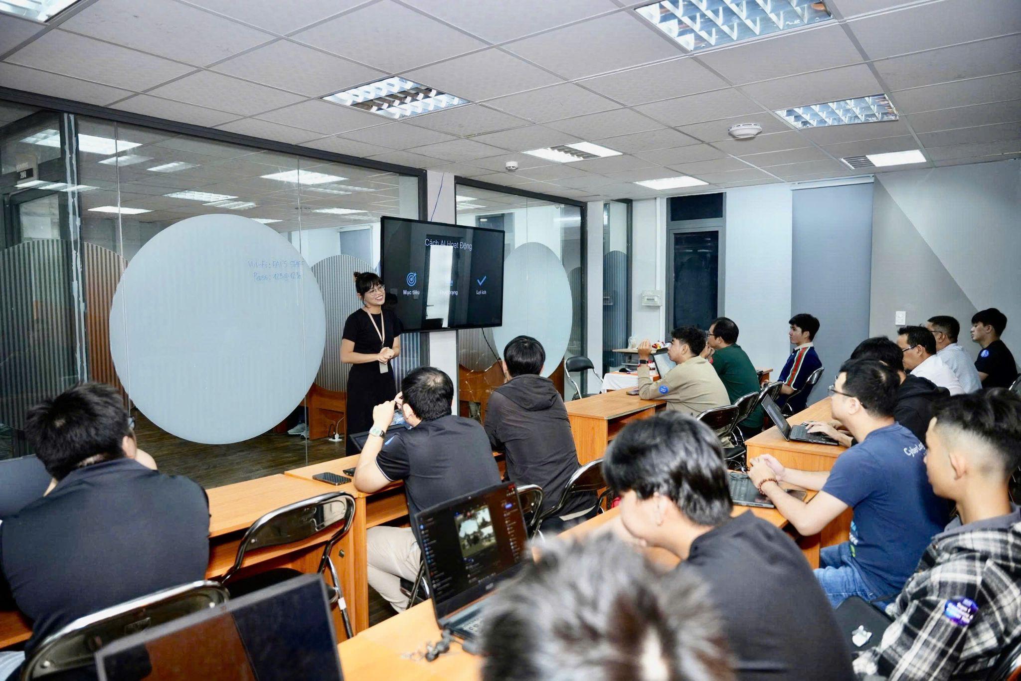 Sinh viên tham gia trải nghiệm workshop "Lập trình ứng dụng thông minh với AI" tại buổi khai trương FPT Aptech Thành phố Hồ Chí Minh