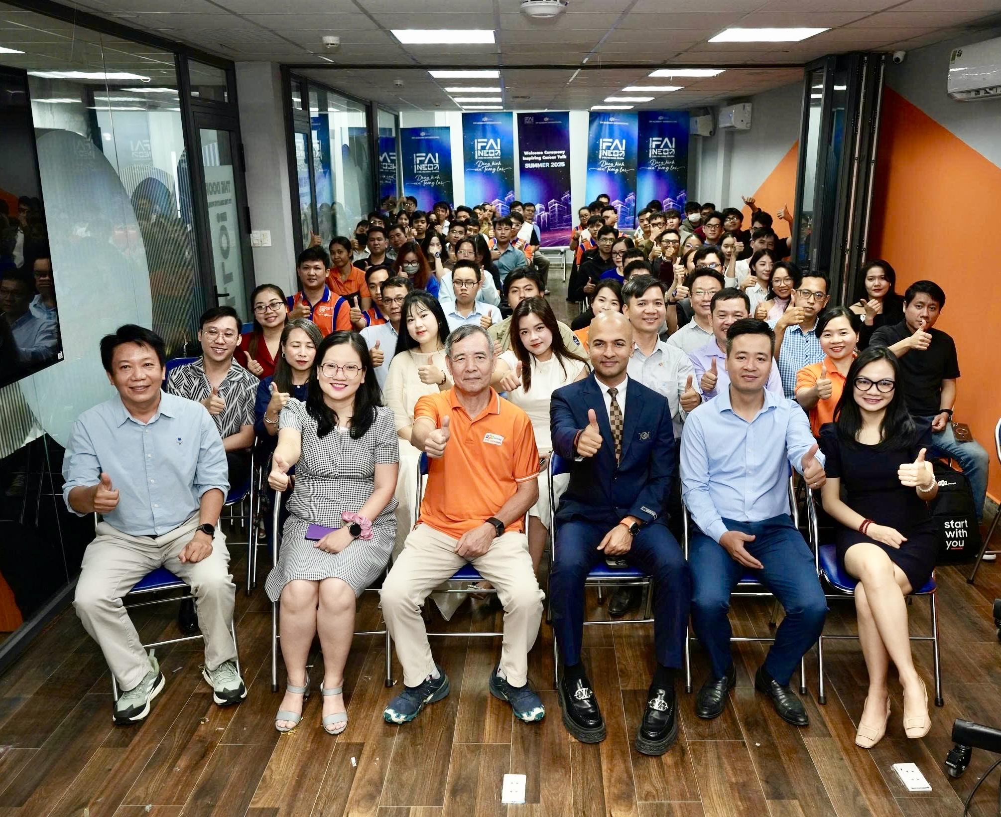 Tân sinh viên FPT Aptech gặp gỡ ban lãnh đạo tại lễ khai giảng học kỳ Summer 2025