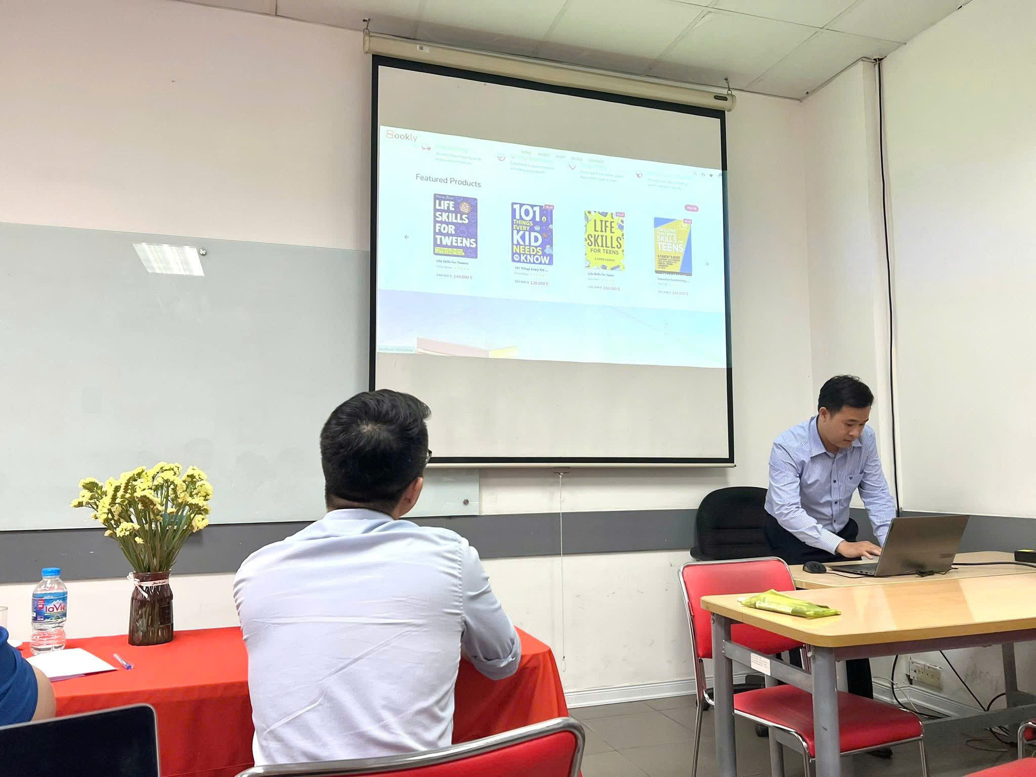 Văn Thanh khi lên trình bày về sản phẩm trong buổi bảo vệ đồ án