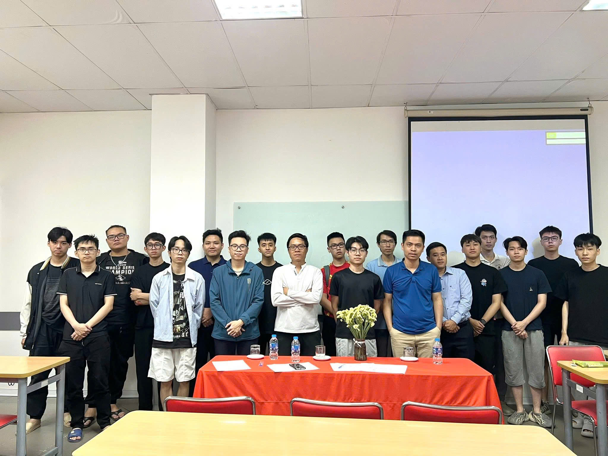 Tập thể lớp tại FPT Aptech sau buổi bảo vệ đồ án