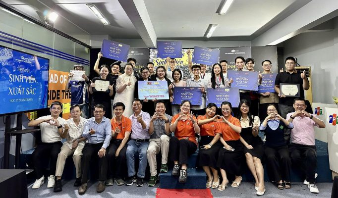 Thầy và trò Viện Đào tạo Quốc tế FPT TP. Hồ Chí Minh cùng những giải thưởng danh dự