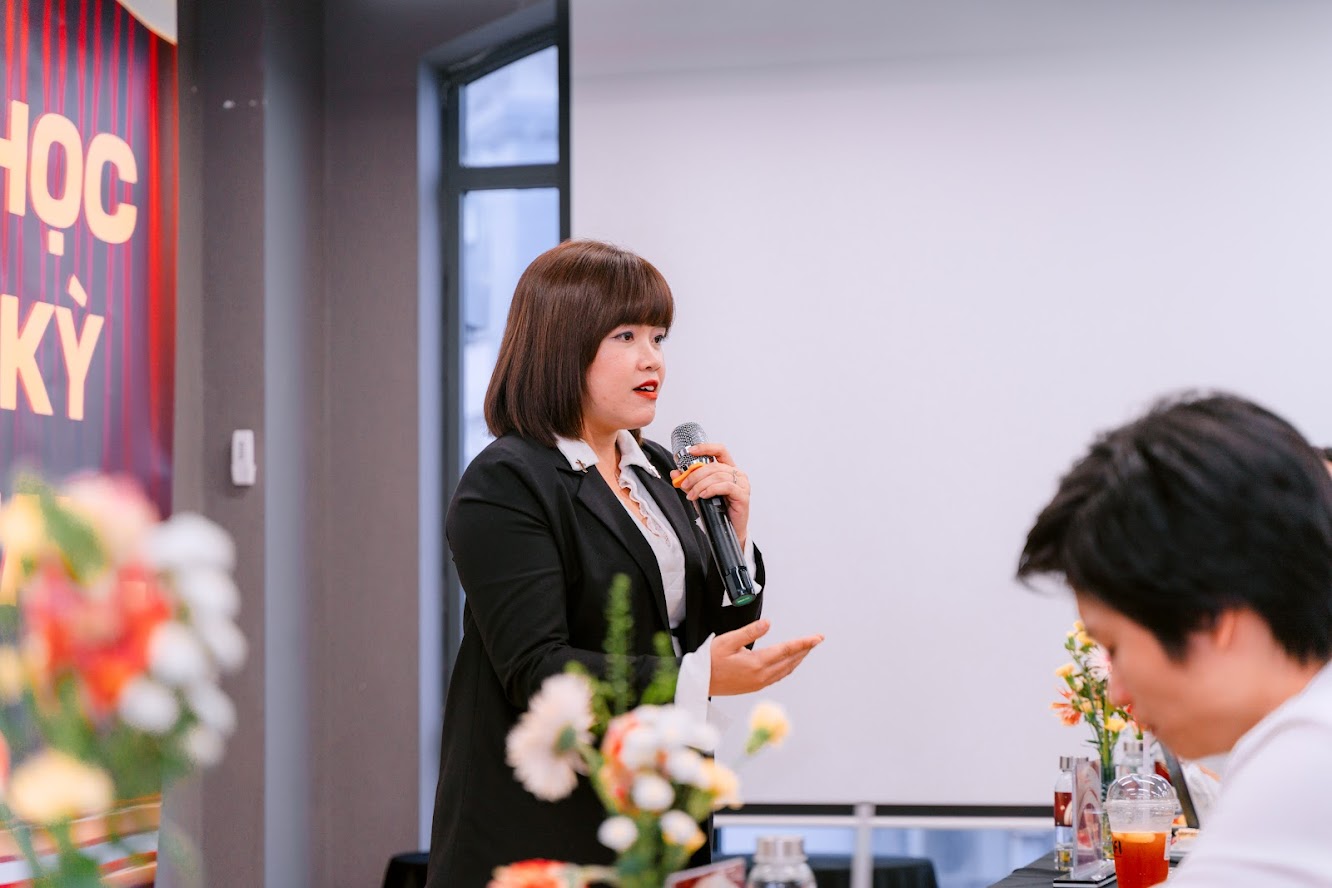 Chị Trần Hường chia sẻ về các hoạt động của Viện đào tạo quốc tế FPT