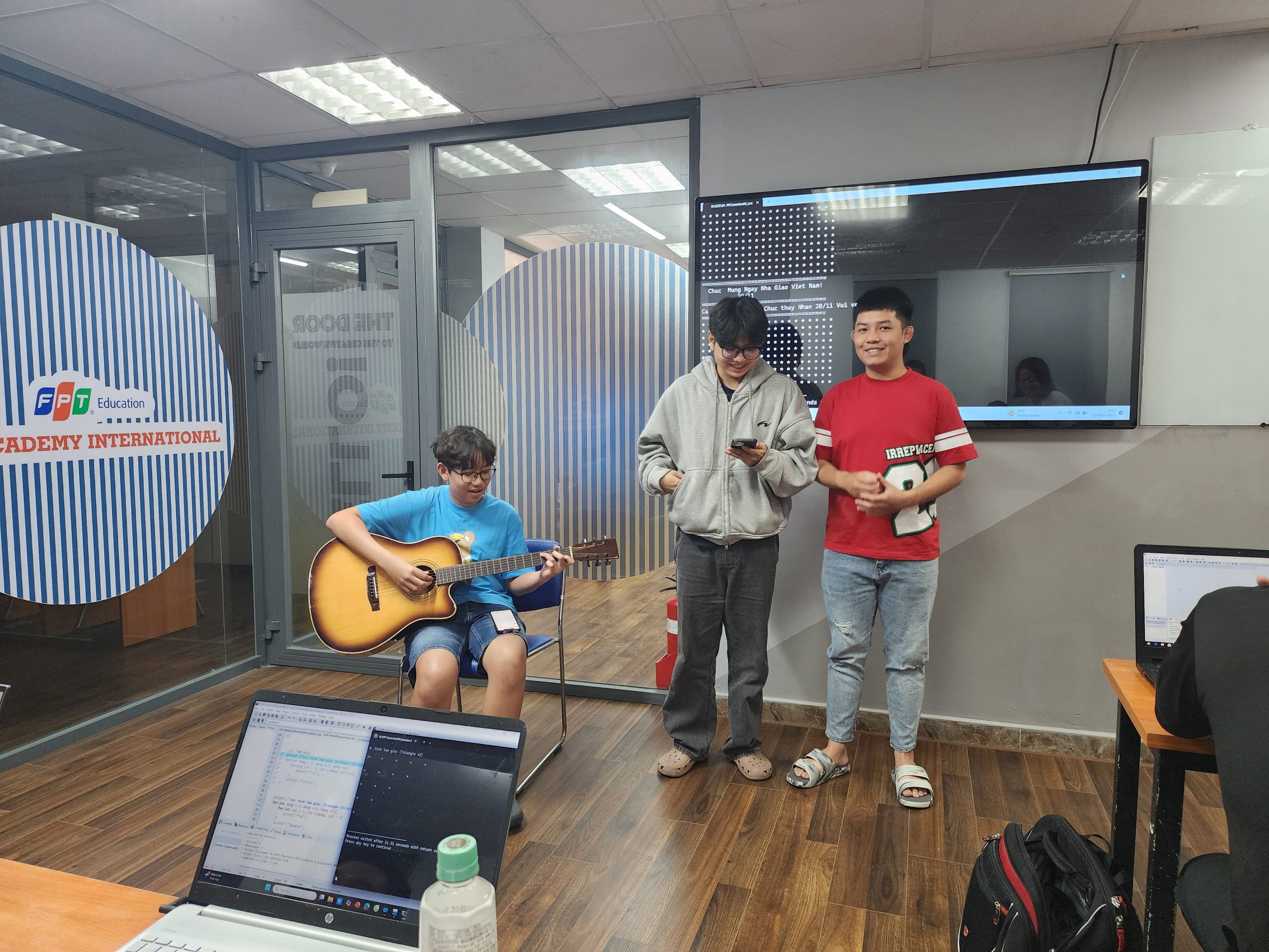 Từ trái qua phải: Thiên Phúc, Mình Trí, Ngọc Trai cùng gửi đến thầy Lê Thành Nhân bài hát Bụi phấn