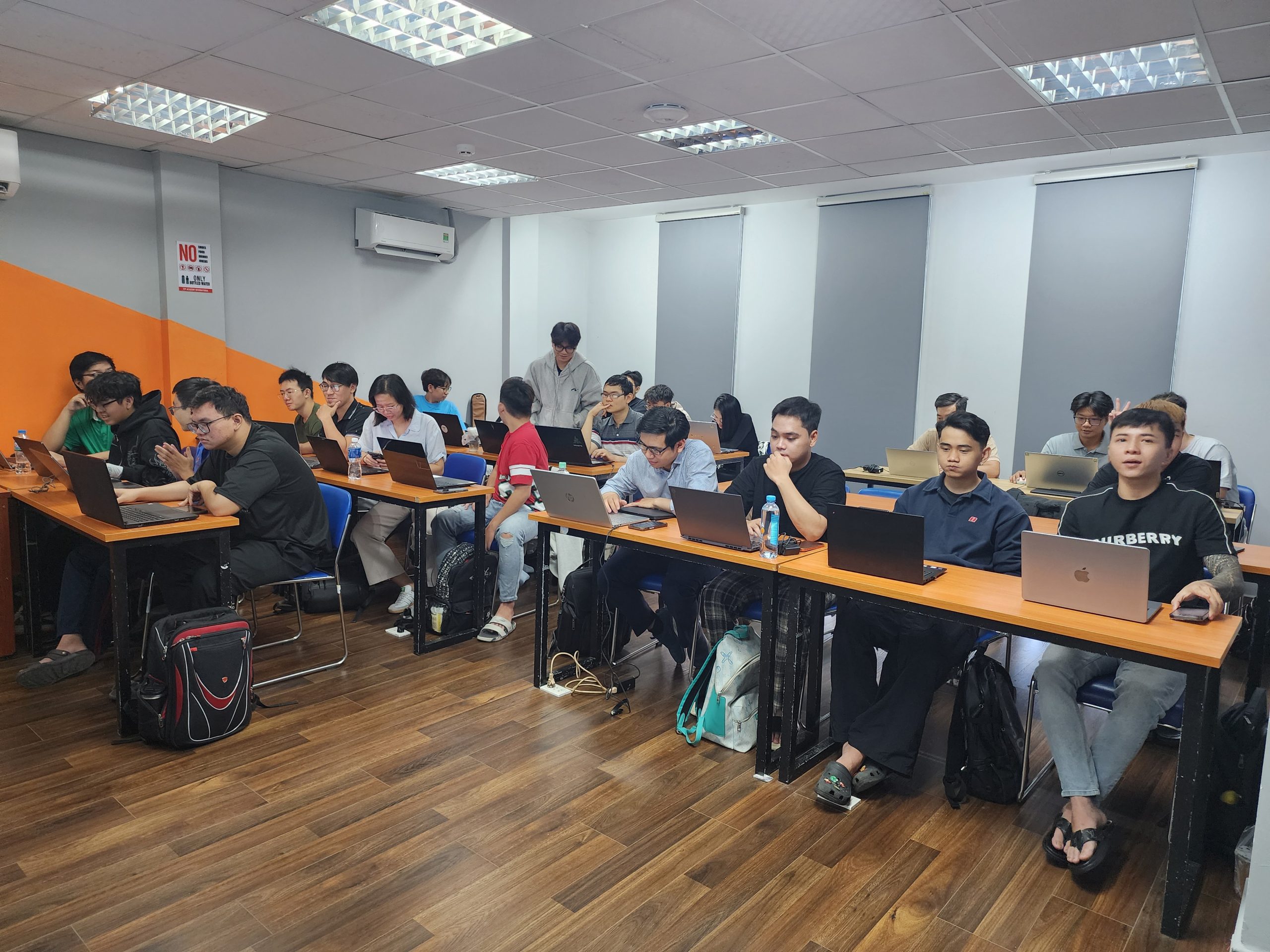 Cả lớp hào hứng với khoảnh khắc chúc mừng ngày nhà giáo Việt Nam 20/11