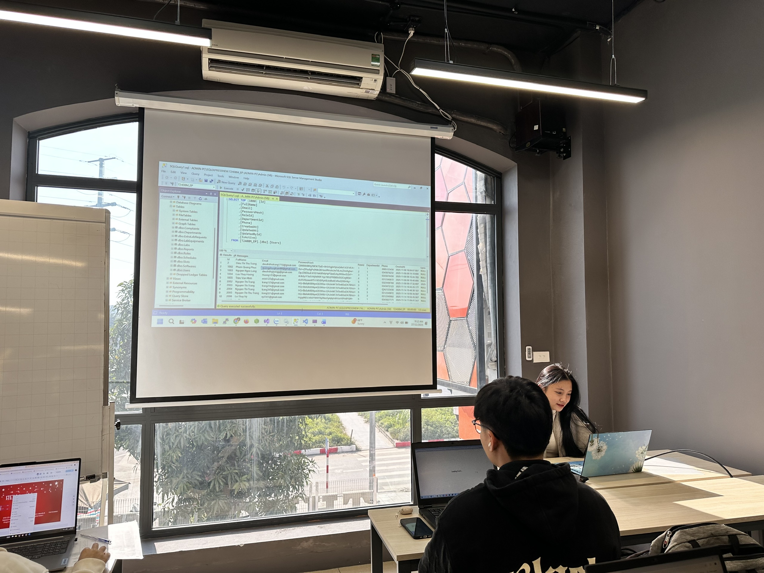 Sinh viên Điêu Thị Thu Trang, trường nhóm Project 1, trình bày thiết kế cơ sở dữ liệu trên SQL Server