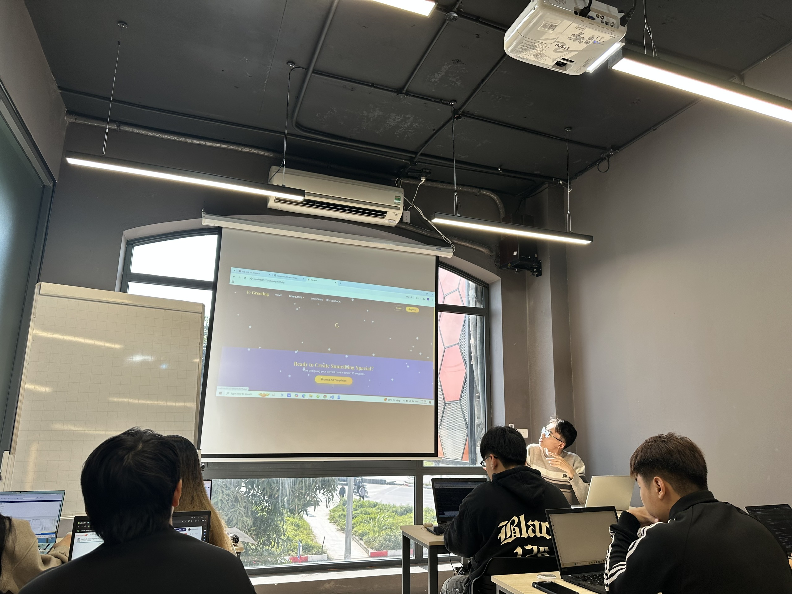 Một số nhóm sinh viên đang hoàn thiện các chức năng như e-commerce, payment, subscription, transaction management… để chuẩn bị cho phần quay video