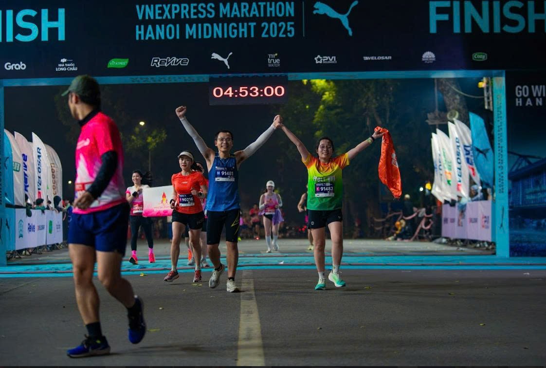 Cô Hồng cán đích cùng chồng