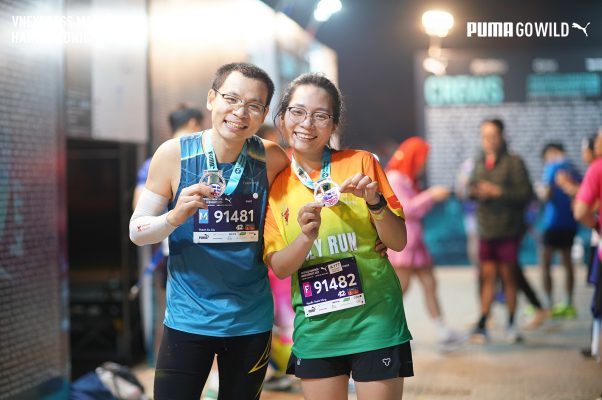 Cô Thanh Hồng nhận BIB cùng chồng