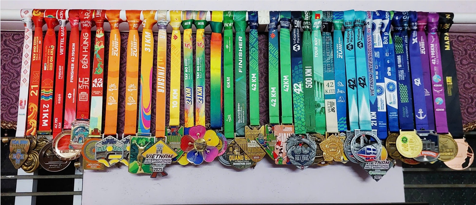 Bộ sưu tập huy chương 18 lần Full Marathon