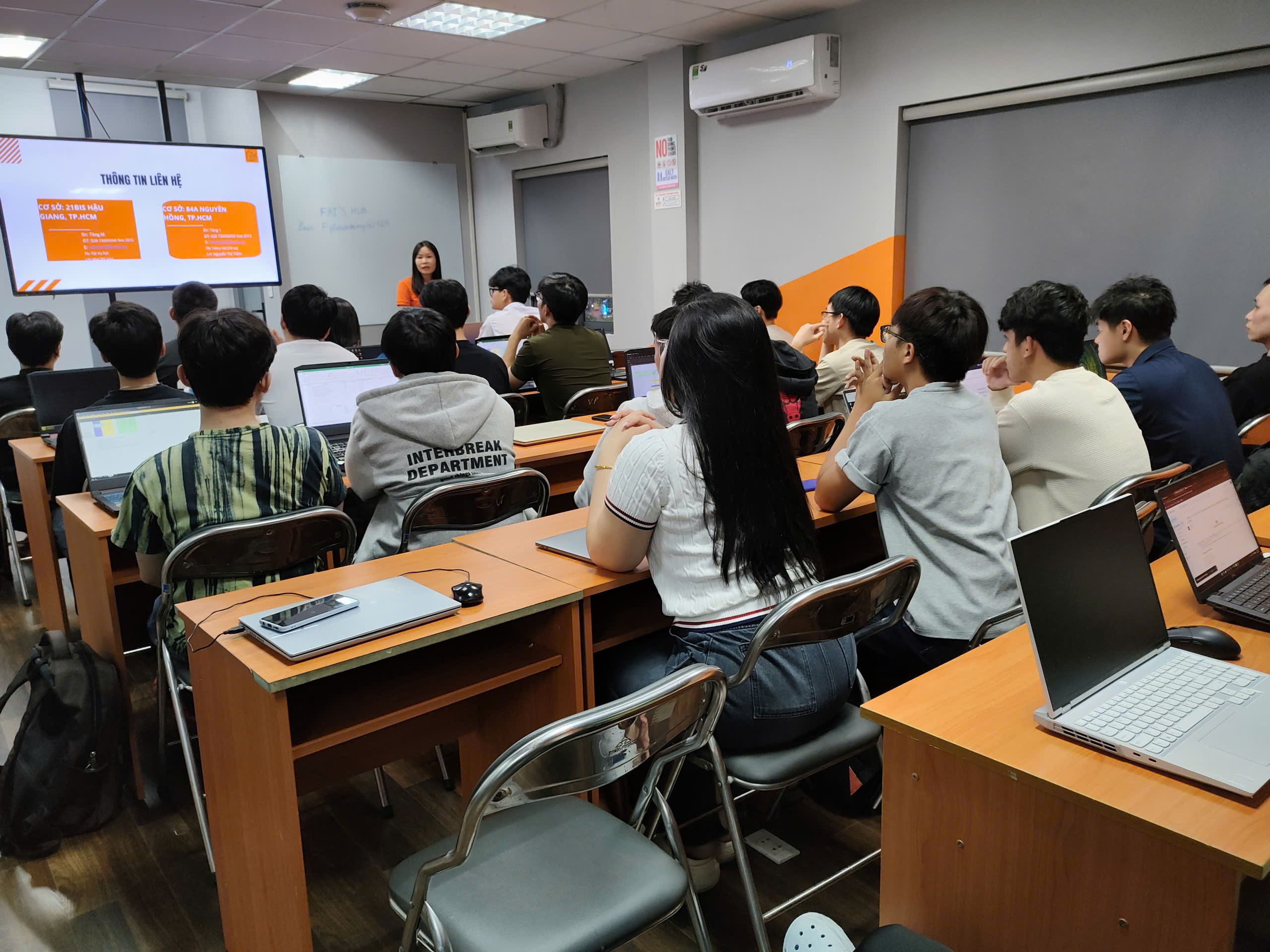 Chào đón tân binh T3.2603.E0 gia nhập ngôi nhà Lập trình viên FPT Aptech 