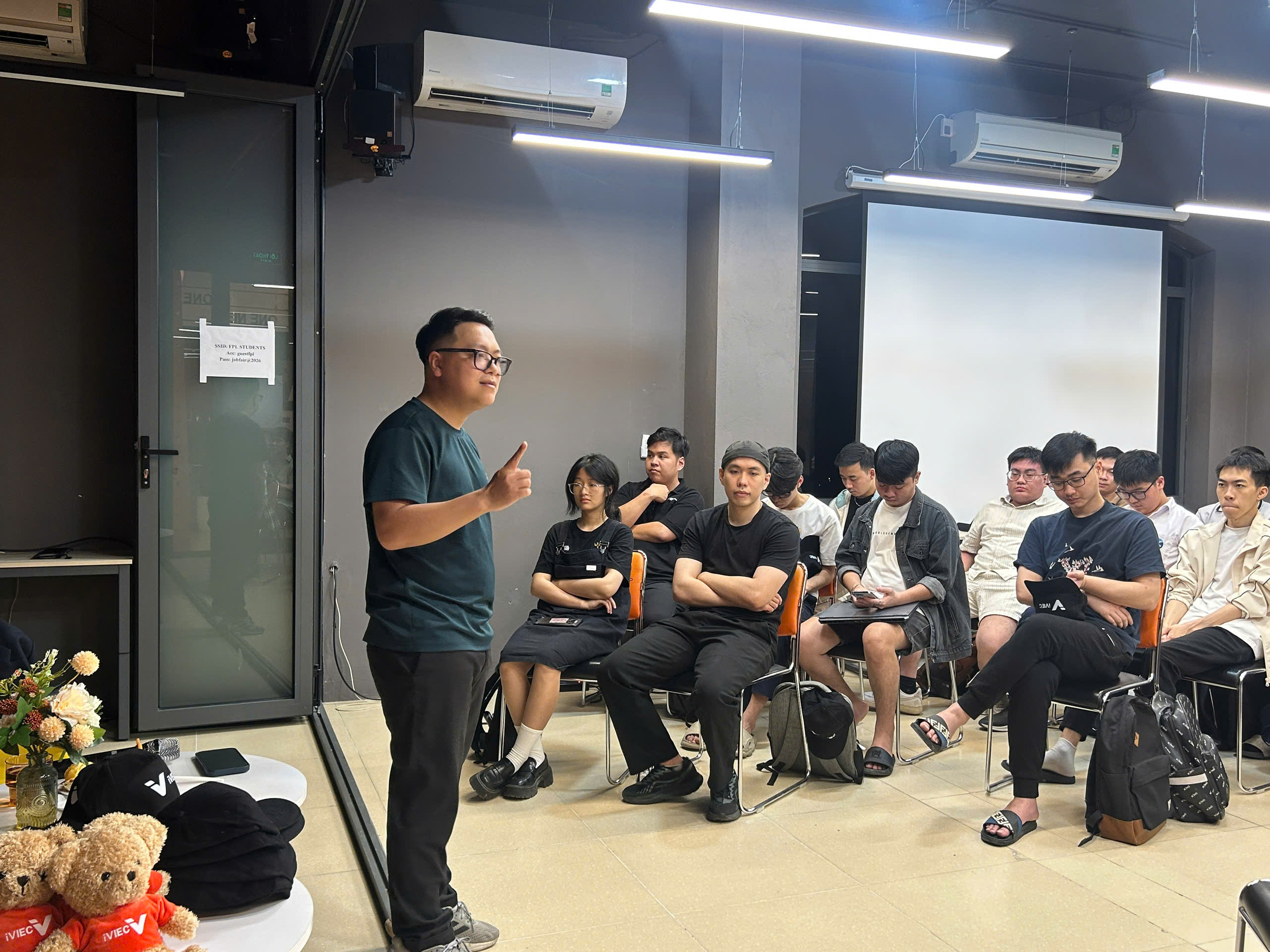 AI là trợ thủ hay đối thủ