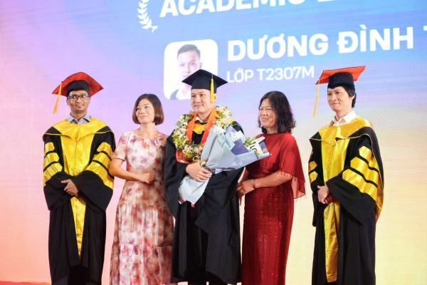 Dương Đình Thứ trong ngày lễ tốt nghiệp