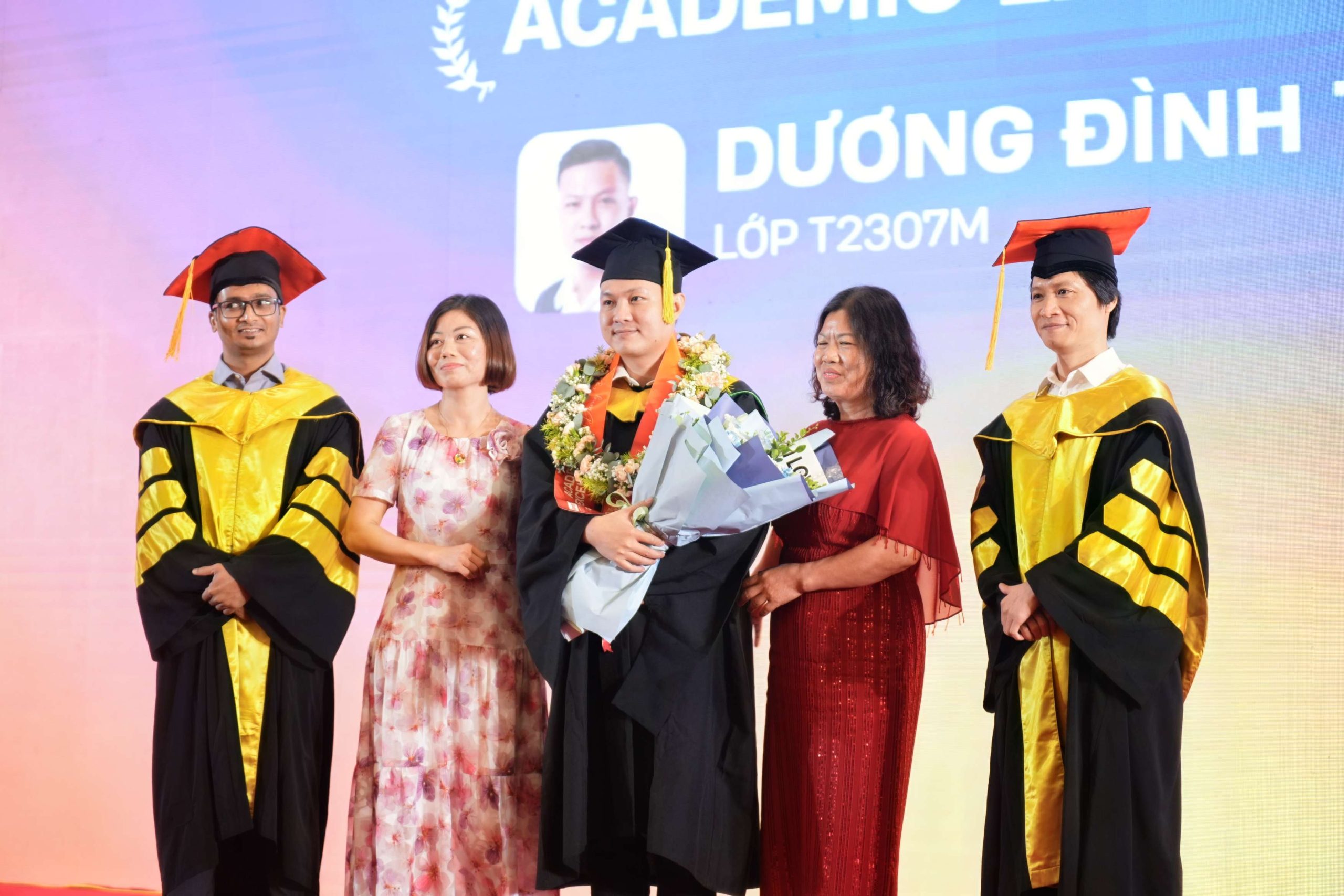 Dương Đình Thứ trong ngày lễ tốt nghiệp 