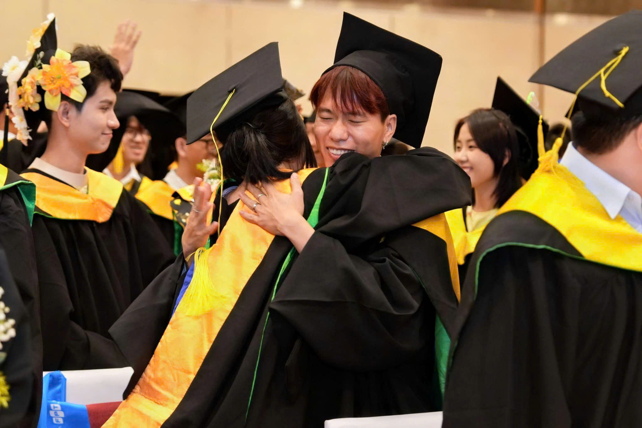 Những cái ôm đầy xúc động