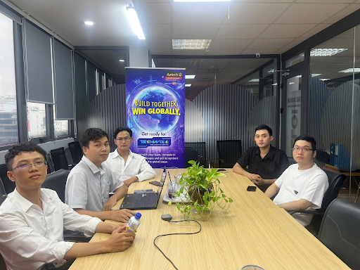 Phạm Minh Tuấn cùng các bạn tham gia cuộc thi techwiz 