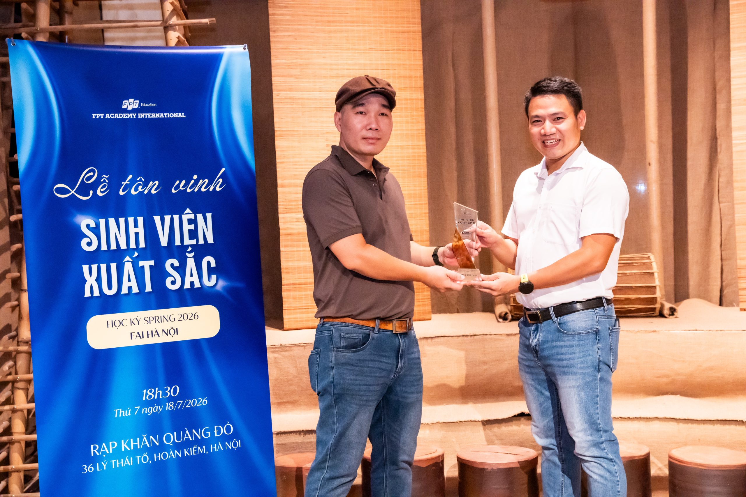Sinh viên xuất sắc Nhữ Văn Tuấn tại lễ tôn vinh 