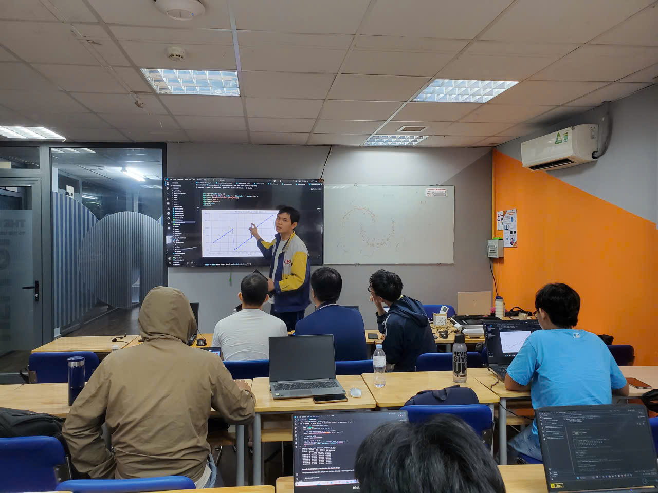 Giờ học Machine Learning tại FPT Aptech: Học AI qua dữ liệu và dự án thực tế