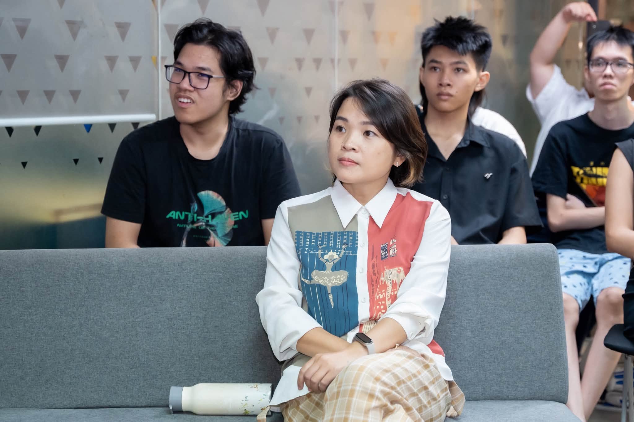 Sinh viên cùng cán bộ nhà trường chăm chú theo dõi những chia sẻ về môi trường học tập quốc tế tại Middlesex University London. 