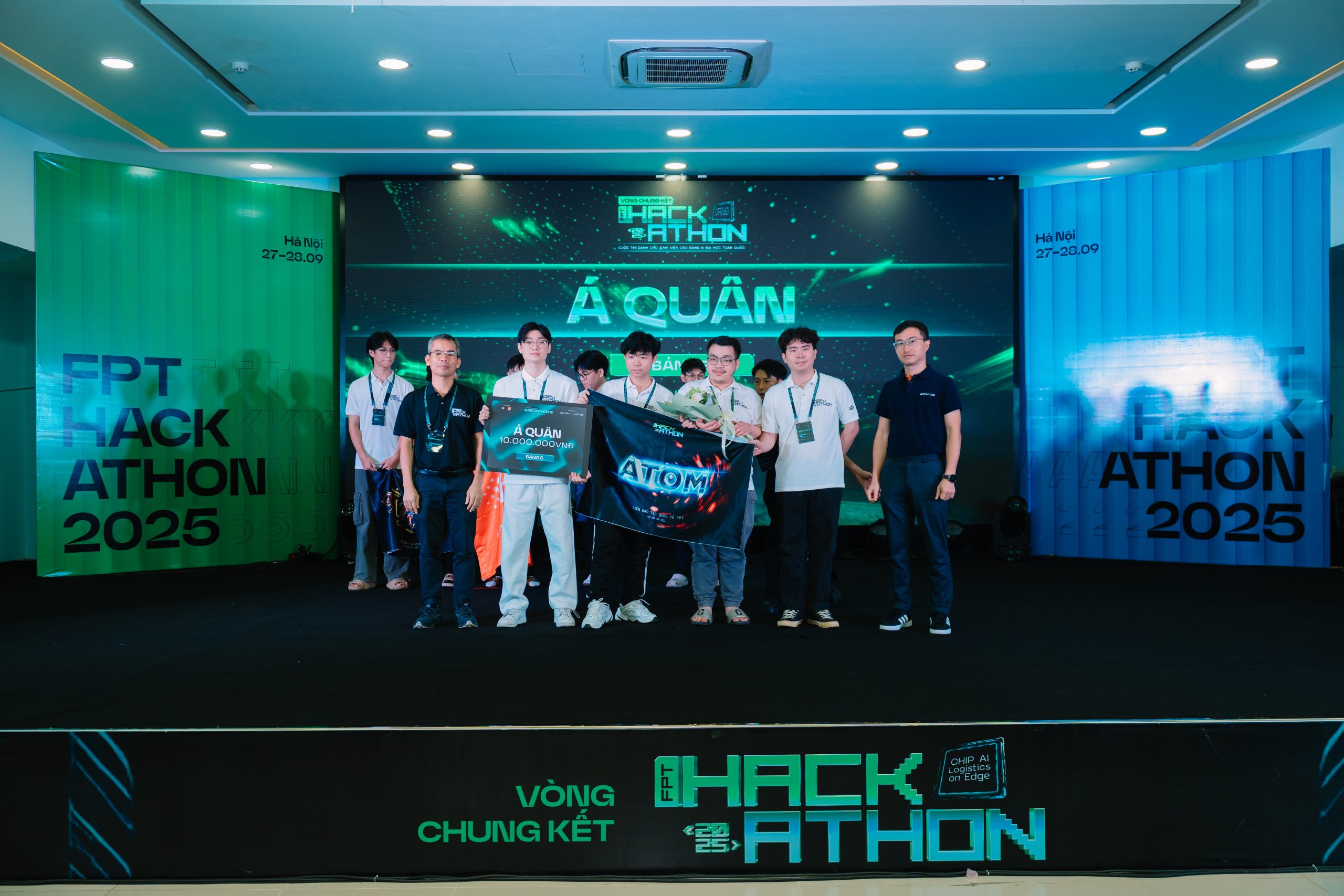 Phú Tâm cùng đồng đội đạt giải Á quân cuộc thi FPT Hackathon