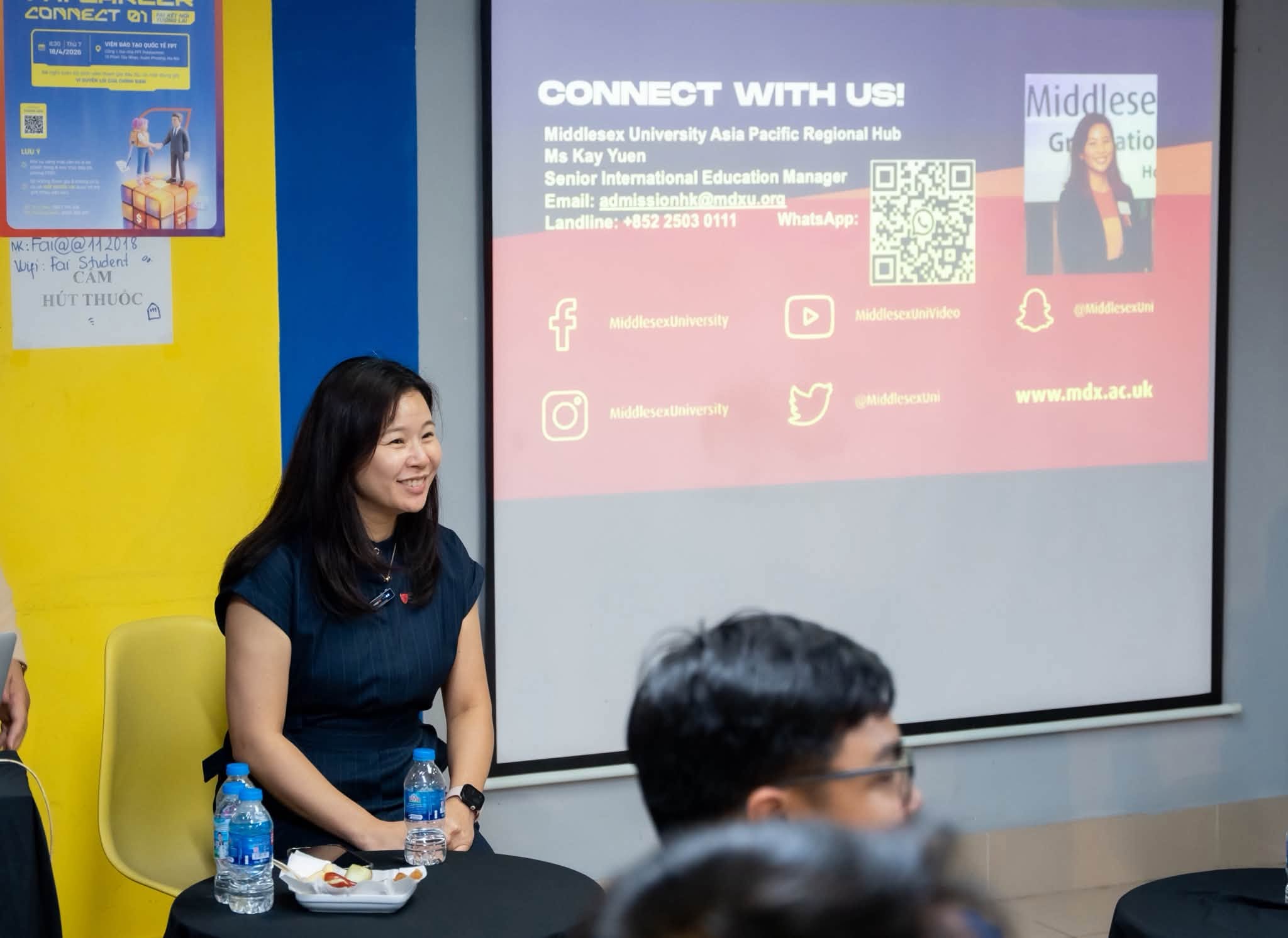 Ms. Kay Yuen phần trao đổi, hỗ trợ thông tin tuyển sinh và lộ trình học tập cho sinh viên FPT Aptech & FPT Arena. 