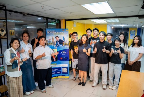 Tập thể sinh viên FPT Aptech & FPT Arena chụp ảnh lưu niệm cùng đại diện Middlesex University