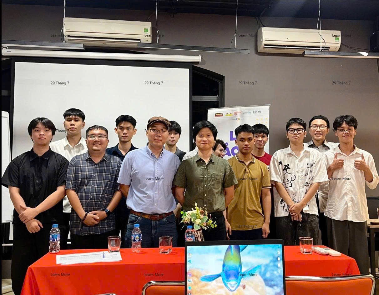 Le Tuan Anh cùng giảng viên và bạn bè