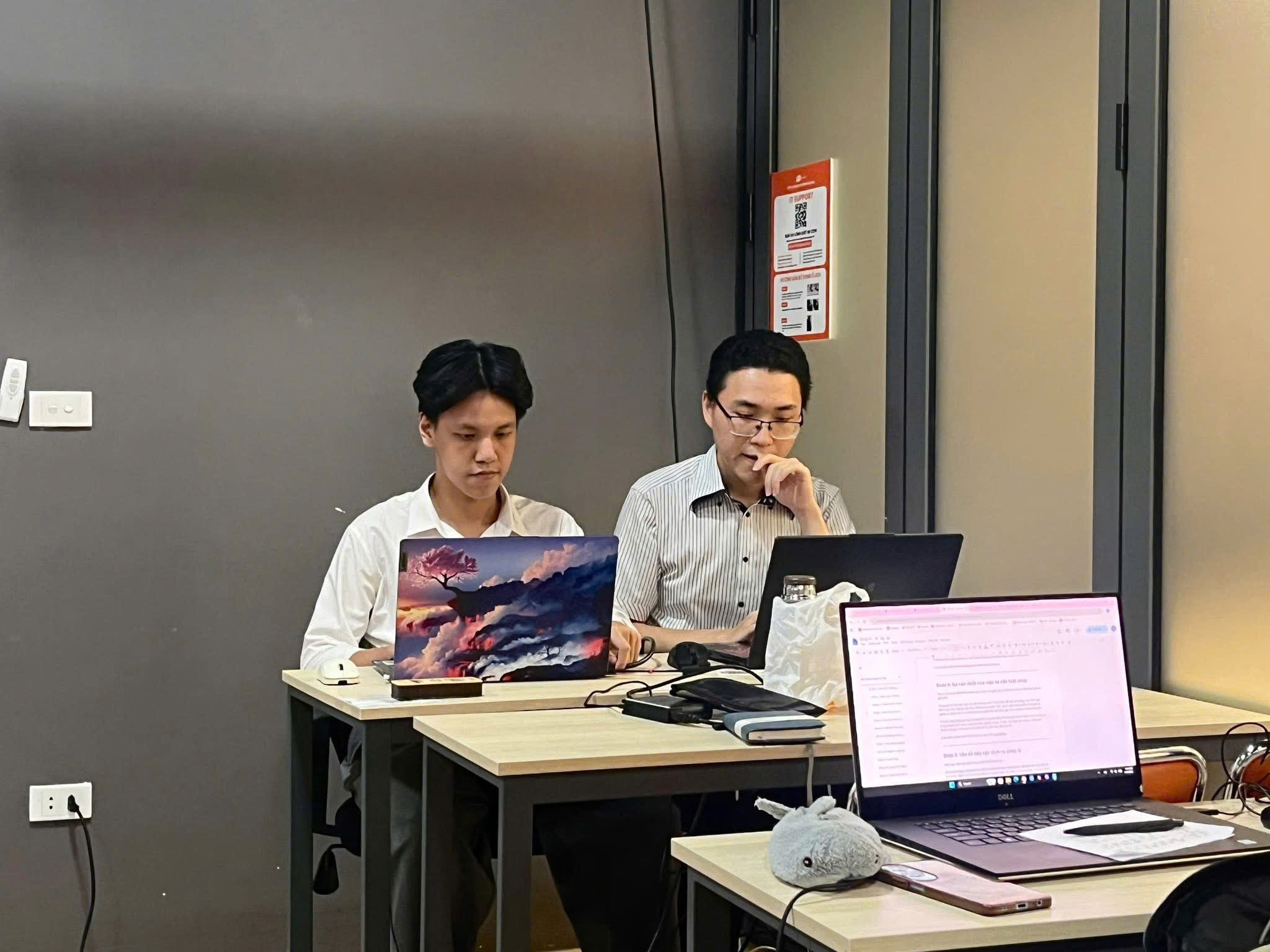 Sinh viên Lương Tuấn Hưng cùng bạn